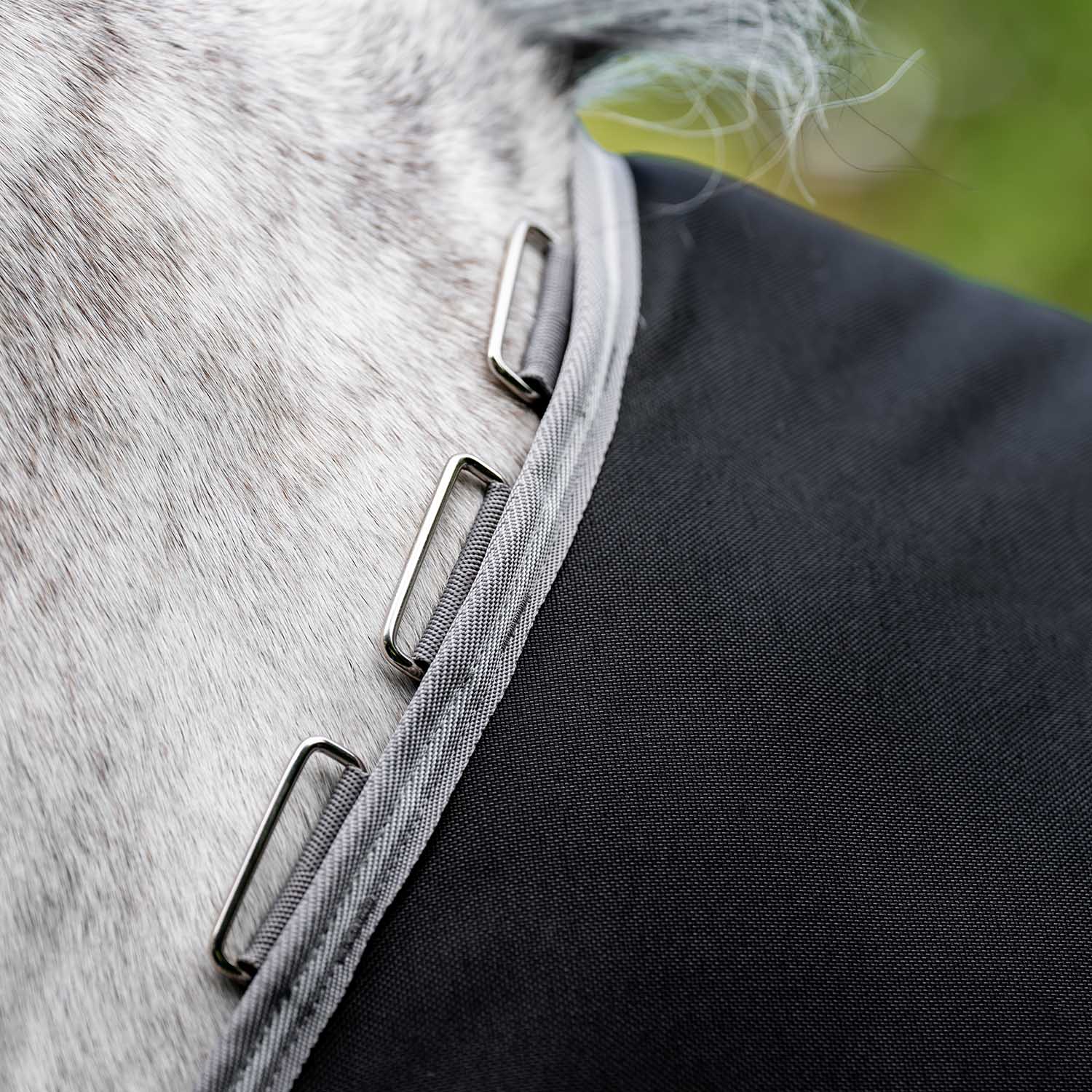 Amigo Bravo 12 Plus Turnout, 250 Gram, Black/Titanium - Healthber