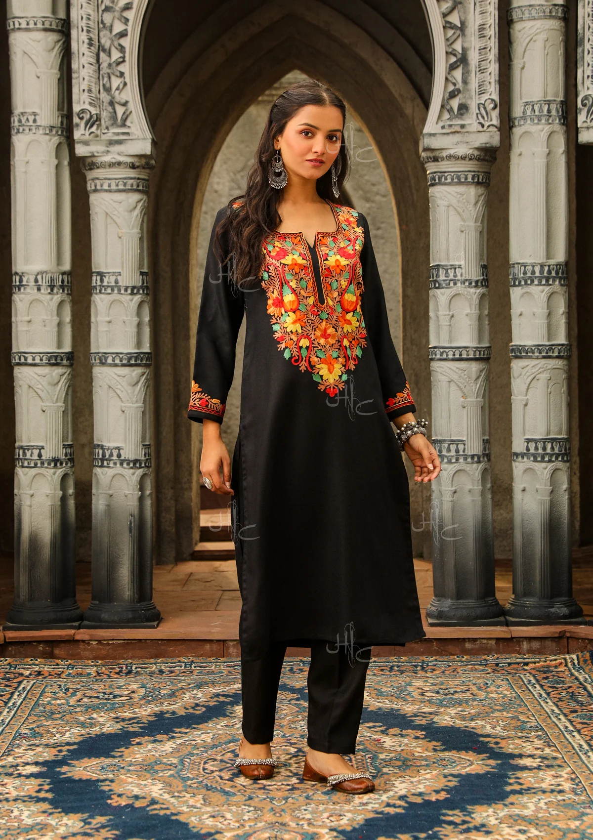 HOC Kasmira Aari Woollen Straight Kurta Set - Healthber