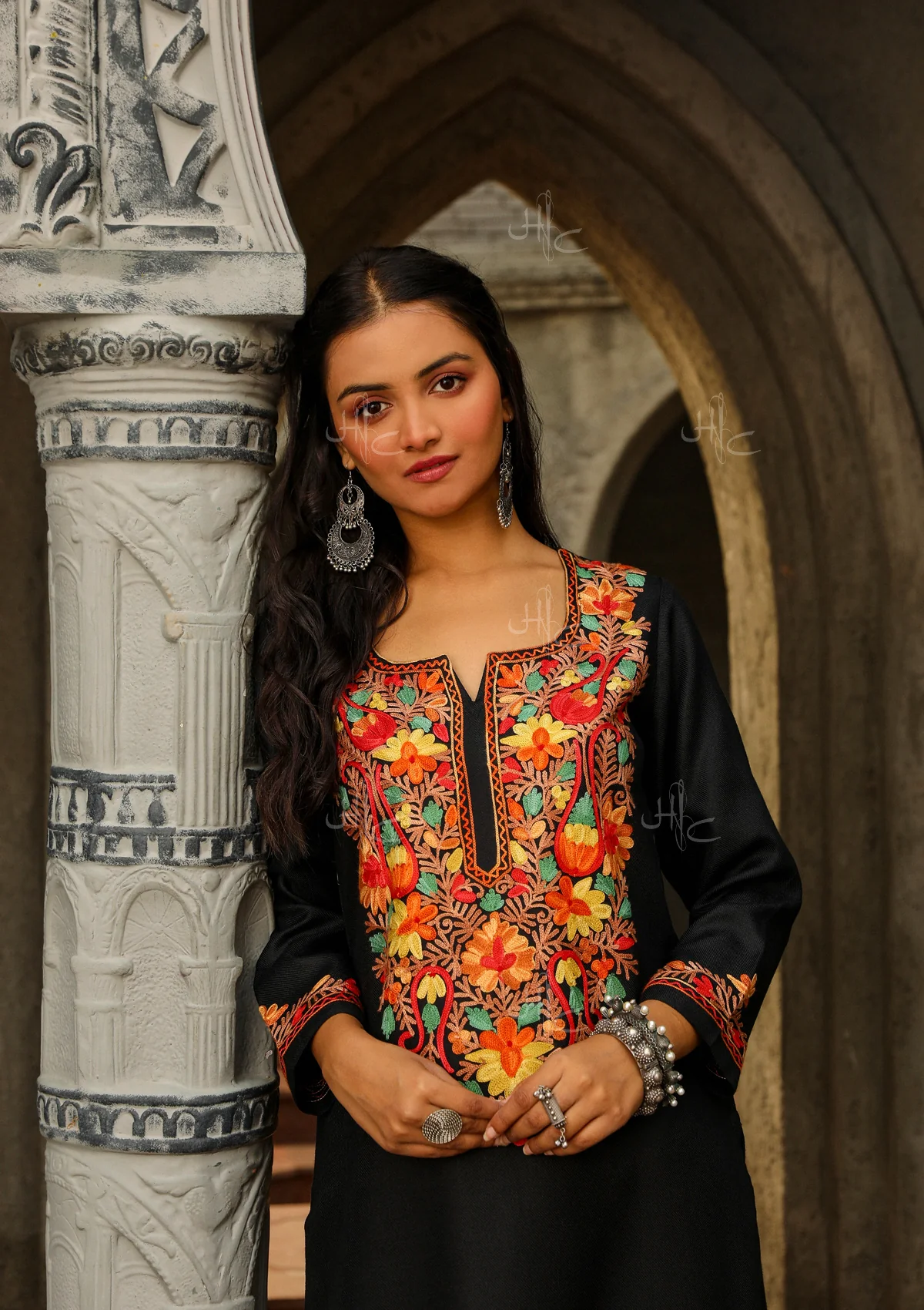 HOC Kasmira Aari Woollen Straight Kurta Set - Healthber