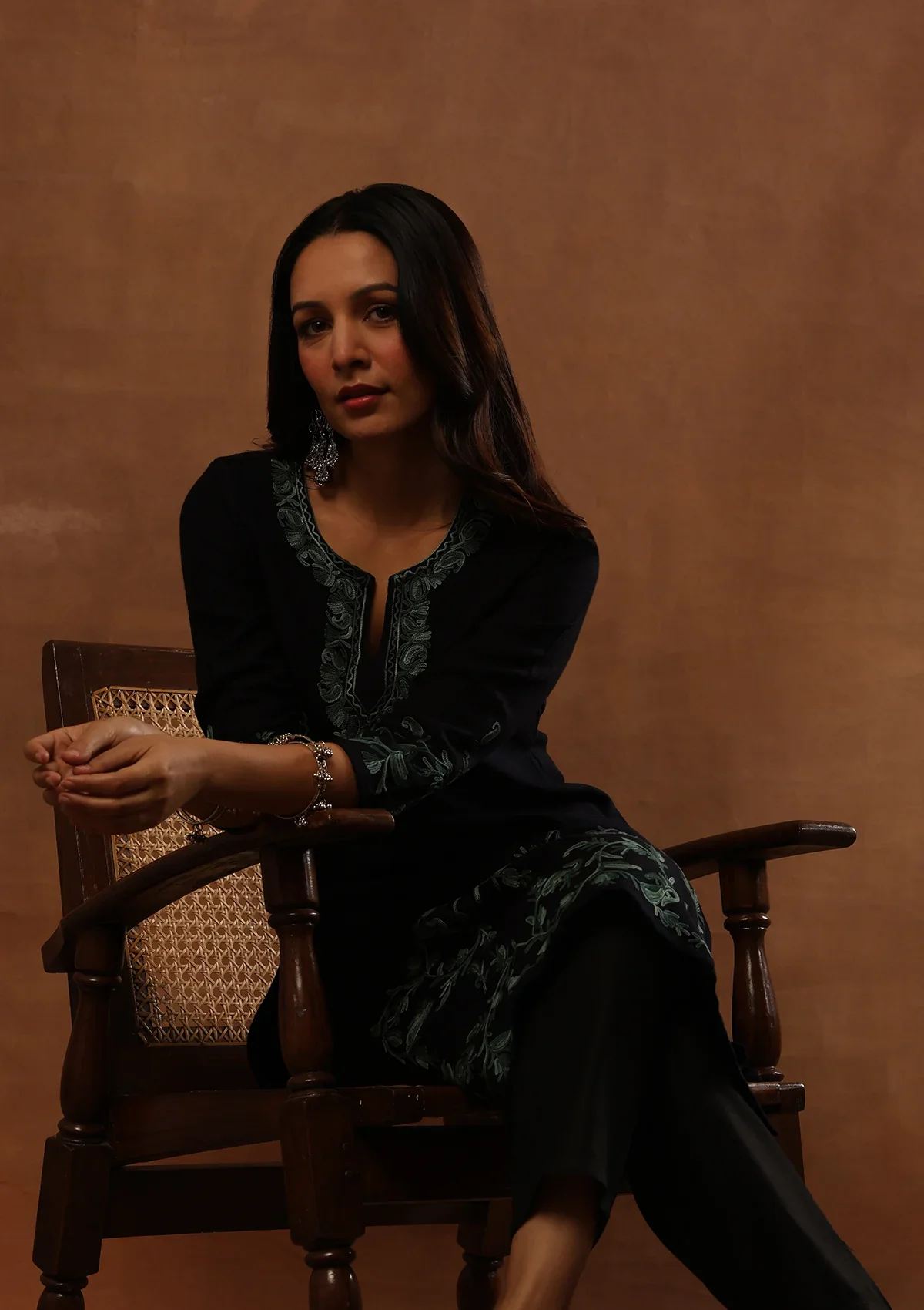 HOC Aari Embroidered Woollen Solid Women's Long Kurta - Black - Healthber