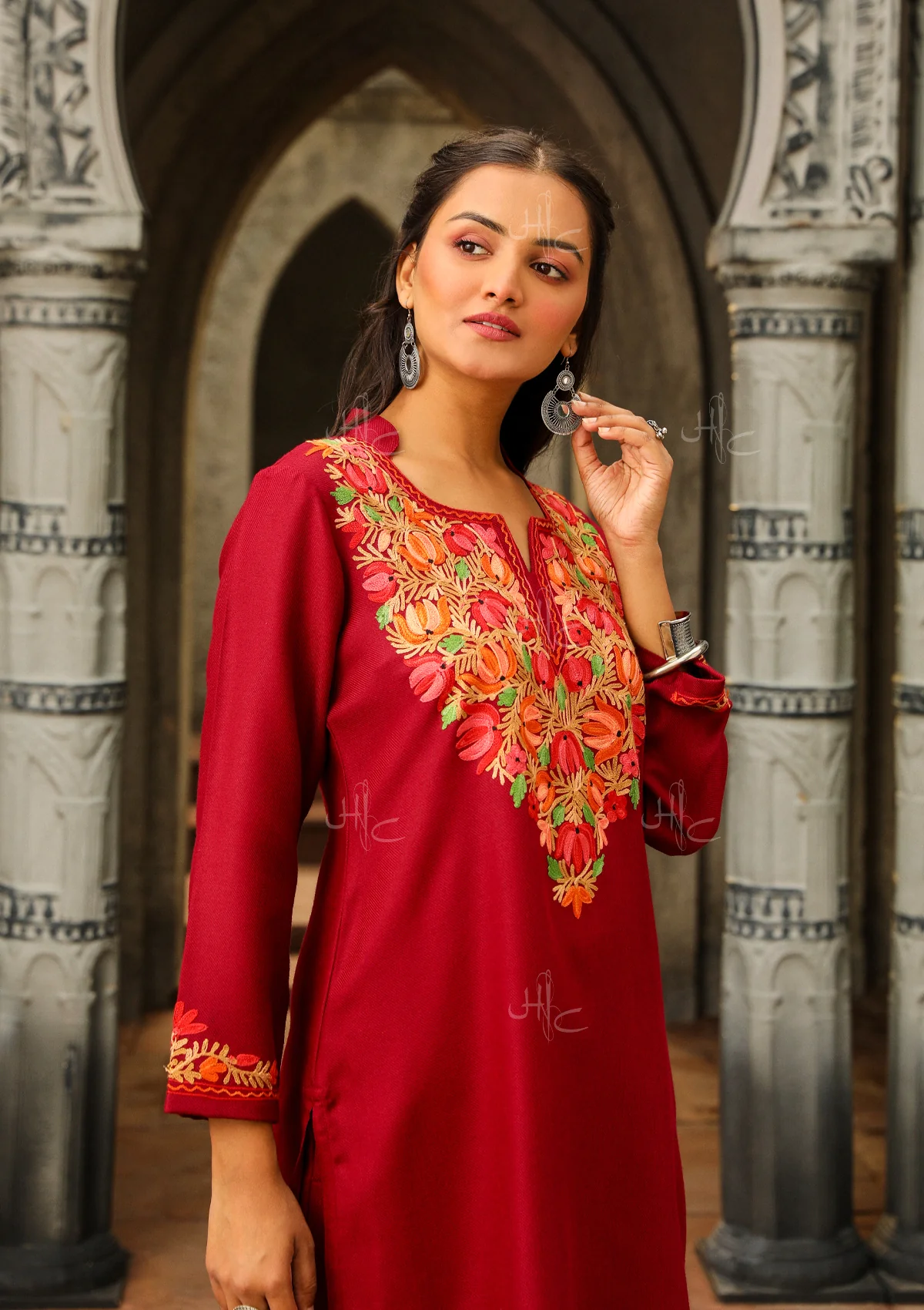 HOC Aari Woollen Straight Short Kurta Set- Maroon - Healthber