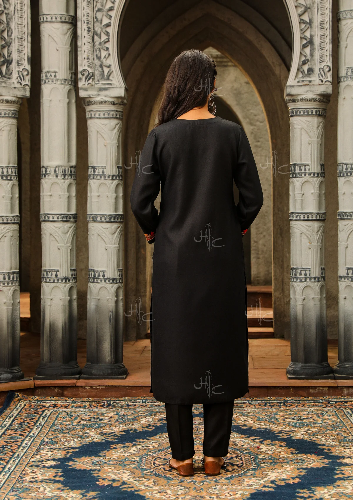 HOC Kasmira Aari Woollen Straight Kurta Set - Healthber