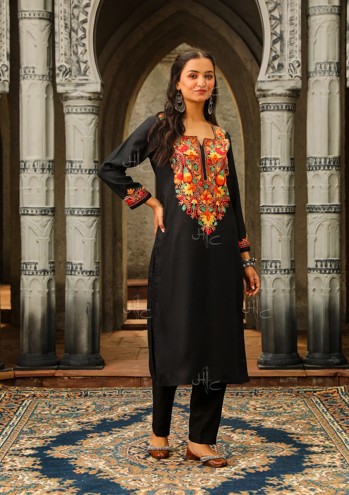 HOC Kasmira Aari Woollen Straight Kurta Set - Healthber