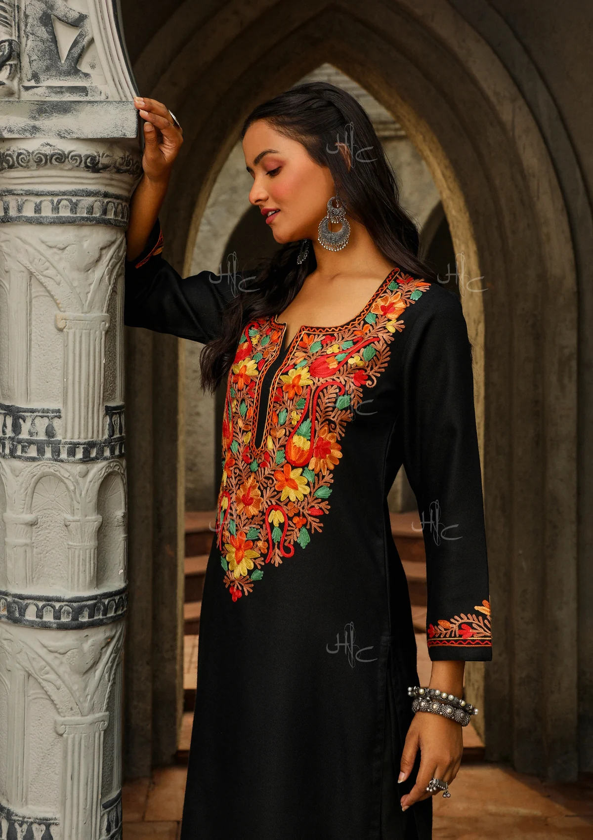 HOC Kasmira Aari Woollen Straight Kurta Set - Healthber